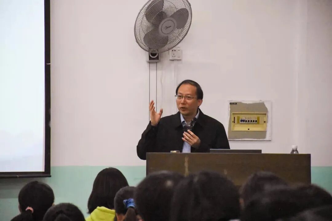 法学院党委书记黎志明为2021年下半年入党积极分子上党课